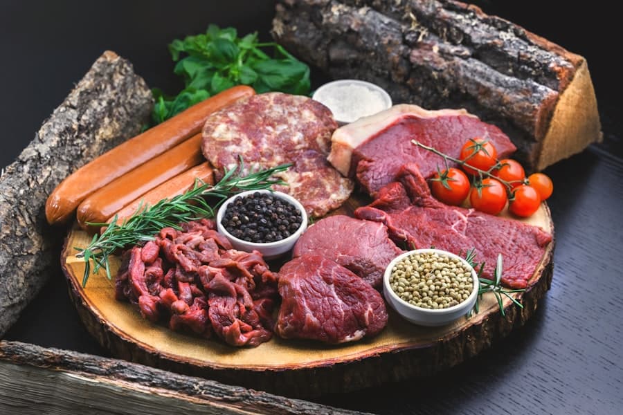 Carne fresca con erbe aromatiche su un tagliere di legno